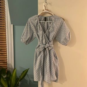 Size XS Minkpink periwinkle and white dress, wrap adjustable waist and pockets!